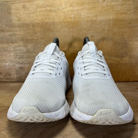 Nike Revolution 5 REFLECTIVE Womens SZ 7 Running Shoes Sneakers White BQ3207-104 - Picture 2 of 8